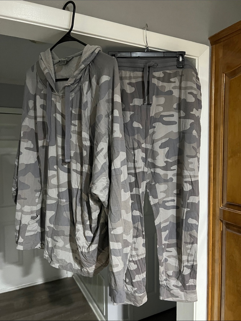 Women’s Natural Reflections Gray Camo Hooded Lounge Set